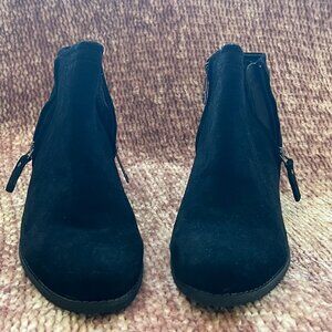 Blondo Waterproof Suede Black Ankle Boots with Zippers on each side Size 8.5